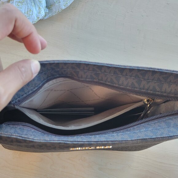 Michael Kors Jet Set Travel Large Logo Messenger Bag - Picture 6 of 12